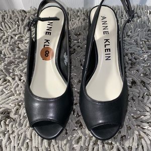 Anne Klein Size 8 Peep Toe Block Heels